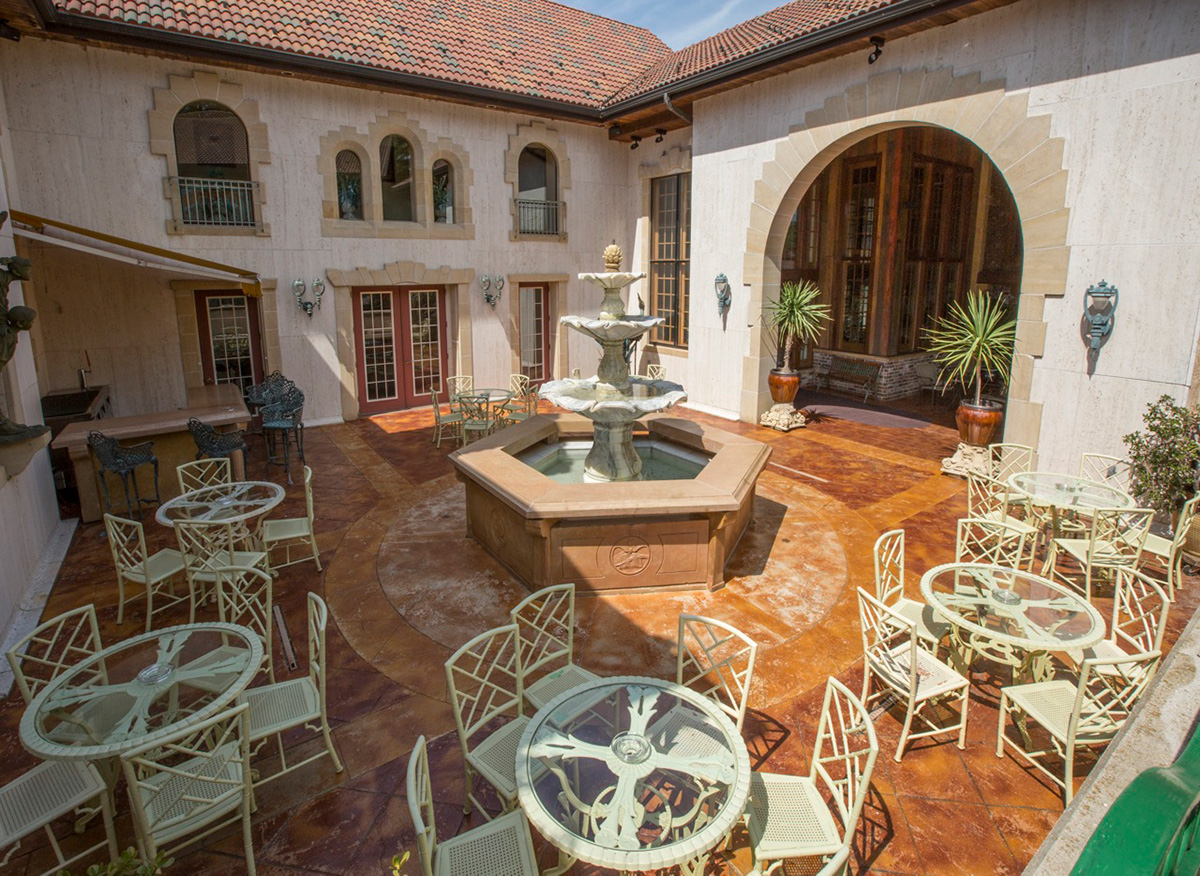 golden-mast-inn-exterior-patio
